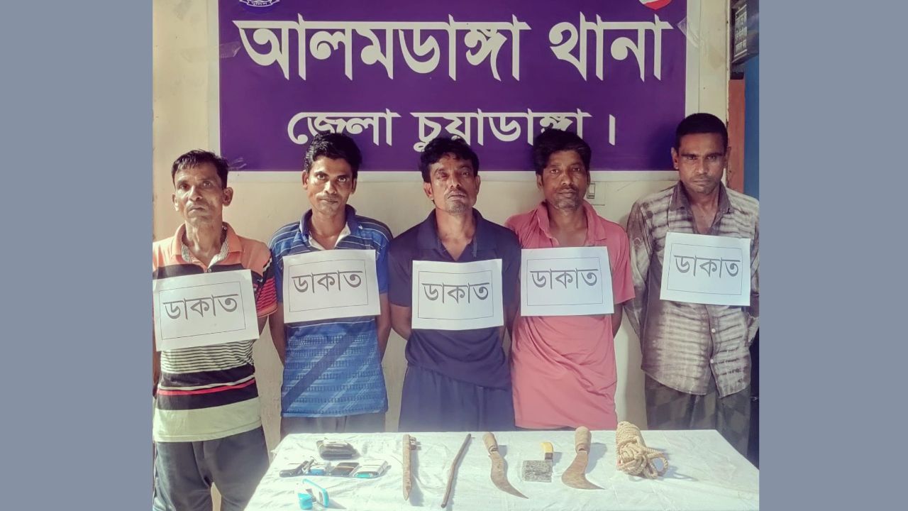 চুয়াডাঙ্গায় দেশীয় অস্ত্রসহ ৫ ডাকাত গ্রেপ্তার